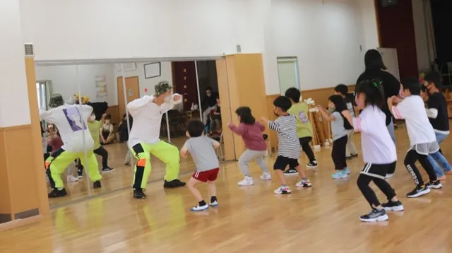 ダンスを練習する園児たち