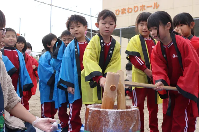 はっぴを着てもちをつく年長組