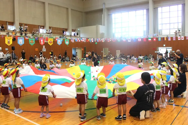 パラバルーンをする子どもたち