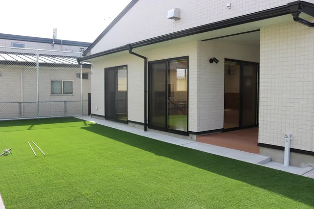 芝生の庭がある建物の裏側