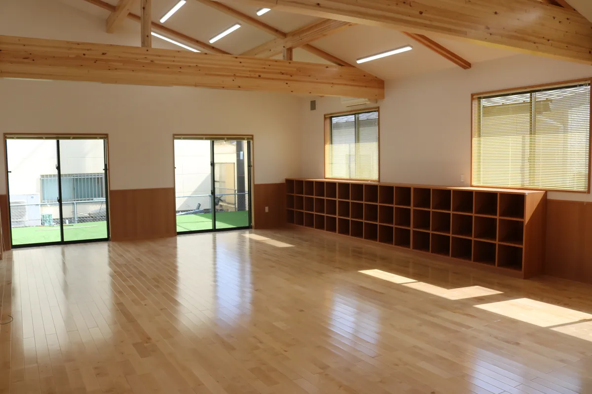 木の床と棚がある明るい部屋