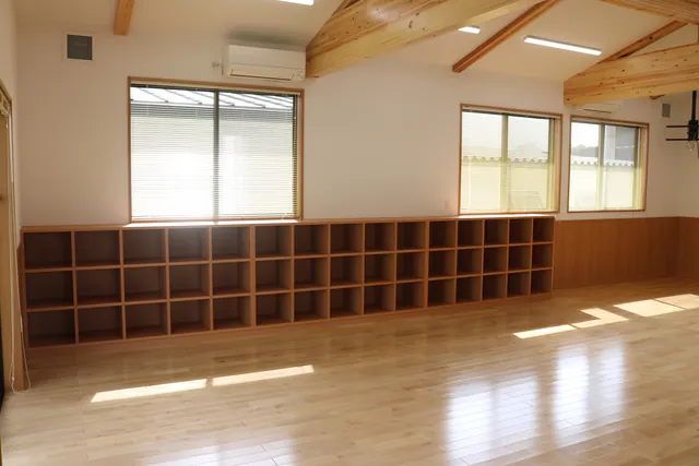 棚が並ぶ広い部屋
