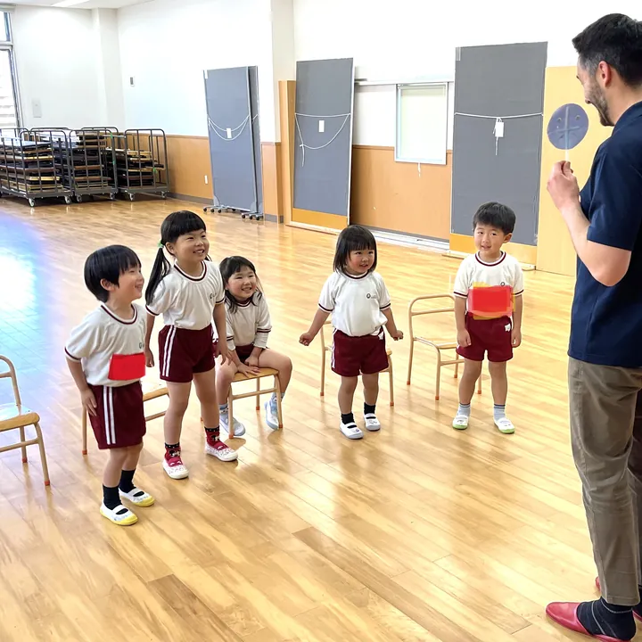 体操教室で笑顔を見せる園児たち