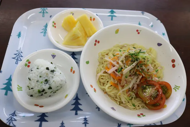 サラダパスタとおにぎり・パイナップルの給食