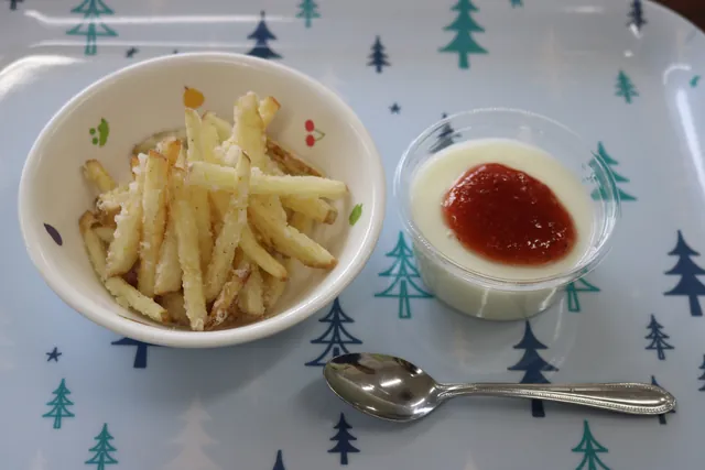 フライドポテトとヨーグルトの給食