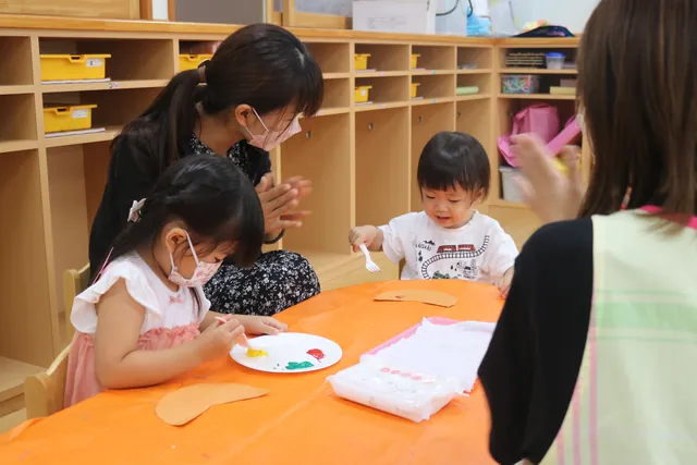 元気っ子広場で親子で制作を楽しむ様子