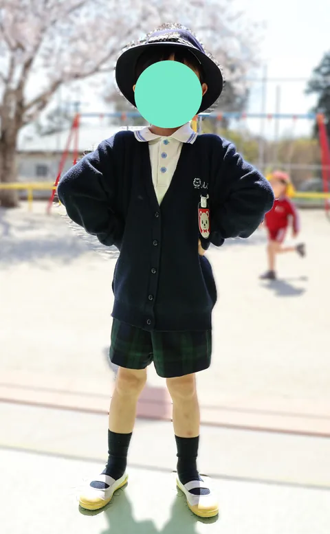 冬の制服を着た男の子